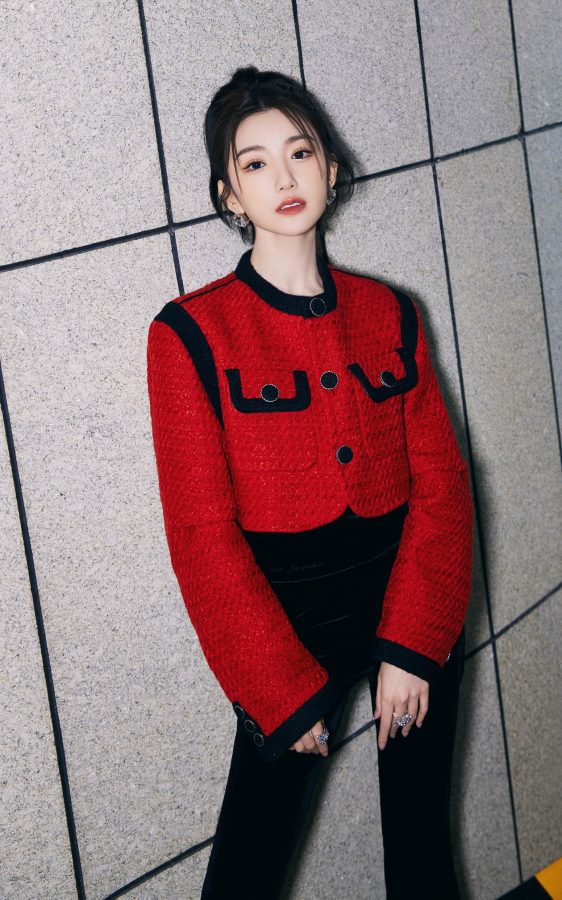 毛晓彤穿紧身包裹黑裤展现美臀长腿曲线(6/7)