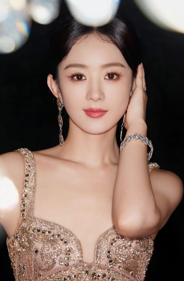 女明星赵丽颖参加商业活动脚踩防水台高跟鞋(3/7)