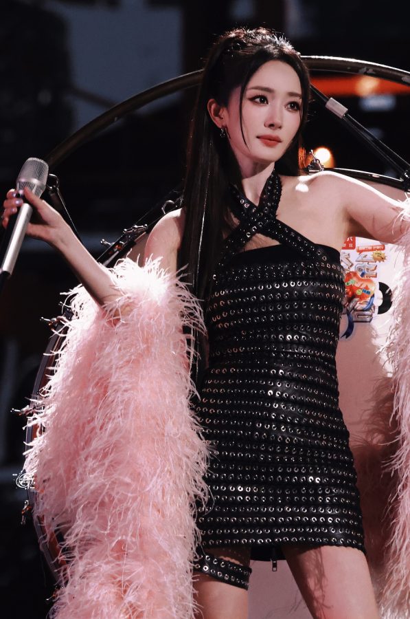 湖南卫视跨年演唱会杨幂短裙美腿演唱《忽然之间》(9/27)