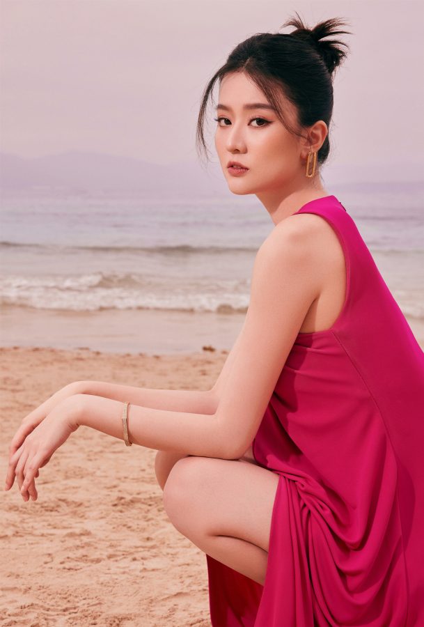 乔欣身着明艳红裙玉足踩细跟凉鞋身段婀娜(5/7)