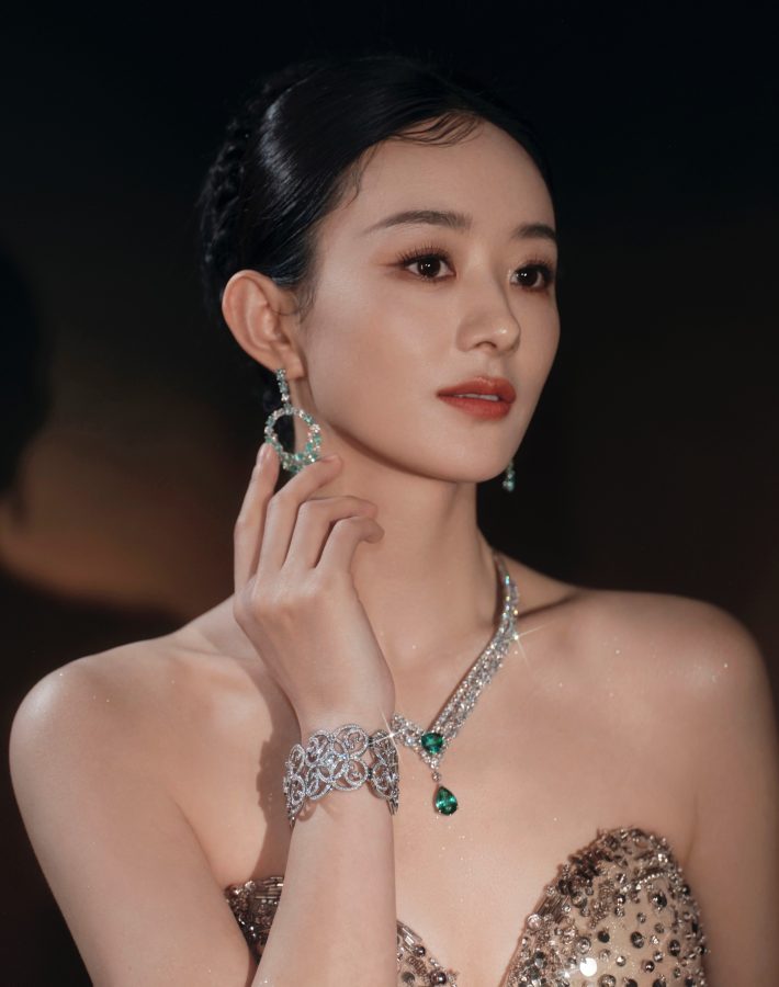 女星赵丽颖贵气装扮秀沟(7/9)