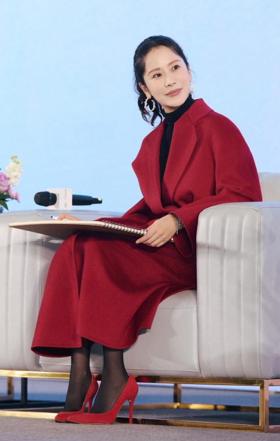 女明星海清穿红色大衣配黑丝红色高跟鞋既大气又热烈(1/6)