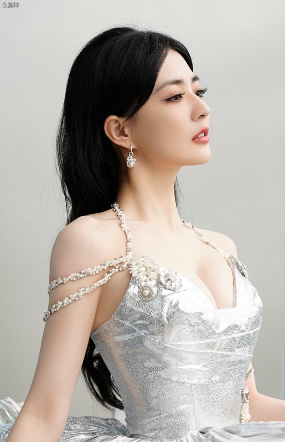 女明星徐璐参加海南岛国际电影节闭幕式大秀迷人白沟(7/8)