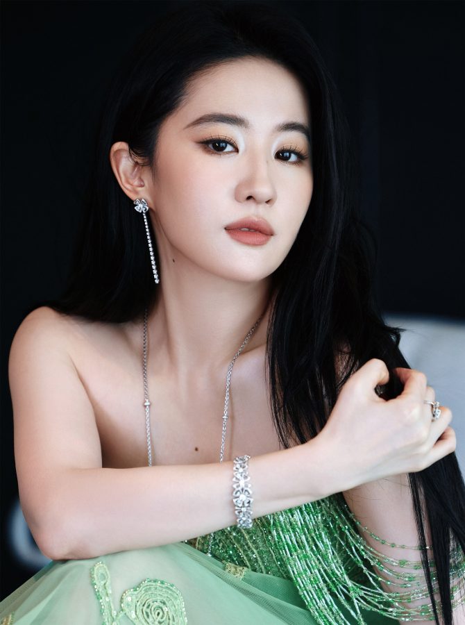 刘亦菲穿露肩绿裙微露事业线，完美玉足又白又滑(3/3)