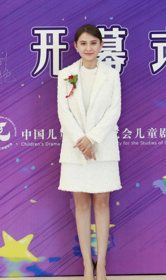 热依扎穿白色套装短裙美腿踩尖头高跟(3/3)