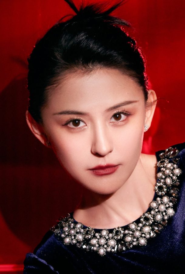热依扎穿一条蓝色丝绒高开叉长裙大秀长腿美足(3/5)