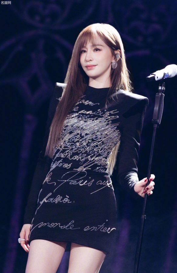 王心凌演唱会献唱超短裙美腿直拍谁能不爱(6/8)