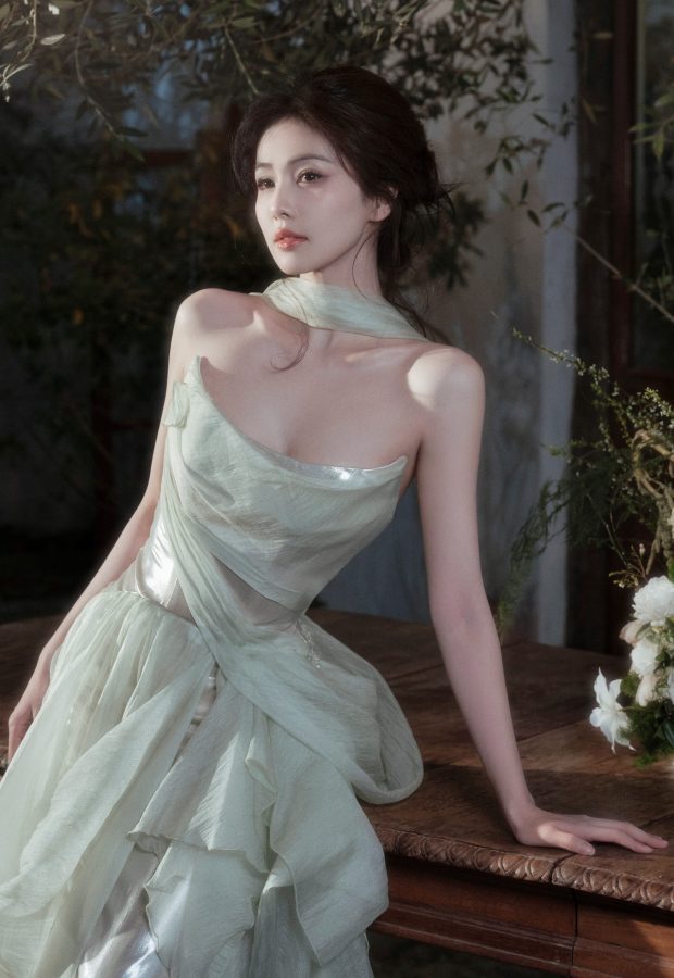 白鹿穿低胸晚礼服秀事业线肌肤白花花(5/7)
