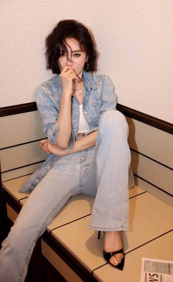 秦岚盛世美颜嘴含棒棒糖太欲了(9/12)