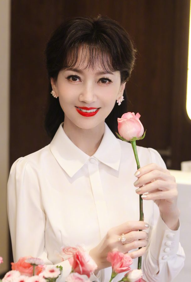 赵雅芝穿浅粉色长裙露丝袜脚背(4/5)