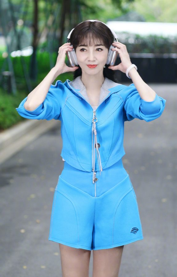 赵雅芝穿蓝色运动套装戴耳机跳广场舞(5/6)