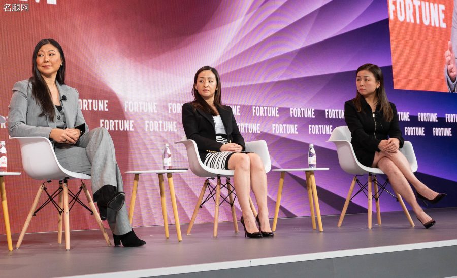 币安亚太区法律主管Joy Lam(左)、Race Capital投资公司合伙人Edith Yeung(右)在加密货币会议上的高跟腿(5/9)