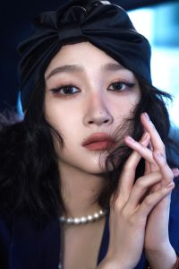 关晓彤腿穿蓝花丝袜配高跟凉鞋时尚且优雅