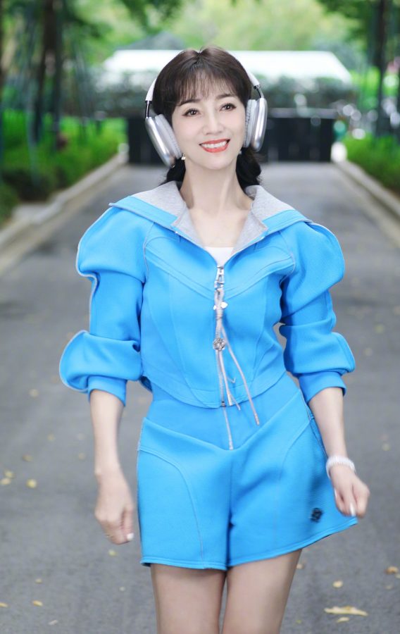 赵雅芝穿蓝色运动套装戴耳机跳广场舞(6/6)