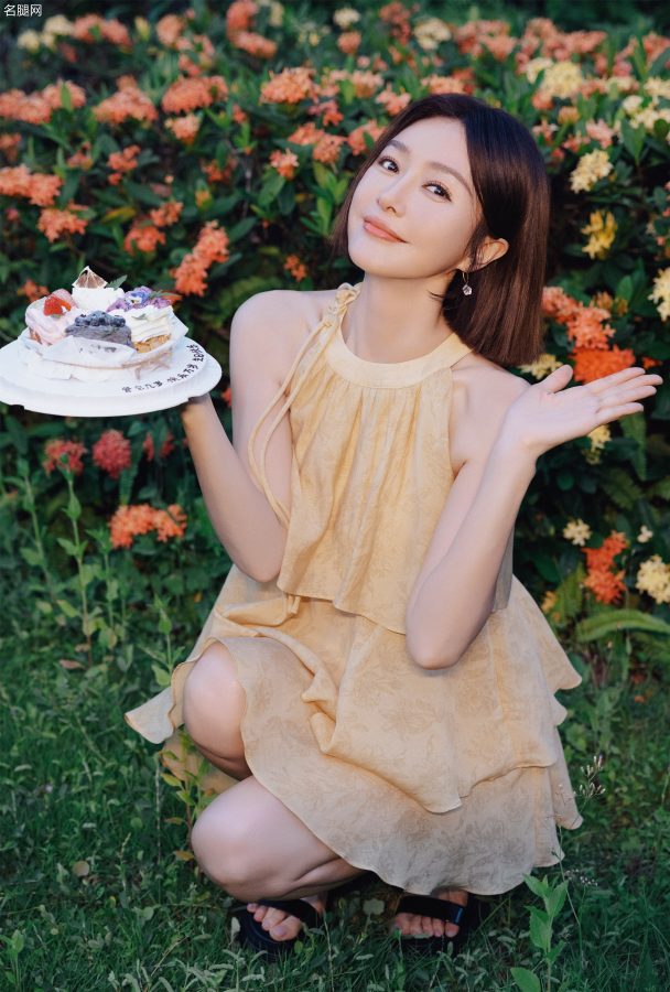 秦岚夏日写真释出！短裙凉鞋秀美腿，手执气球演绎甜酷风(7/8)