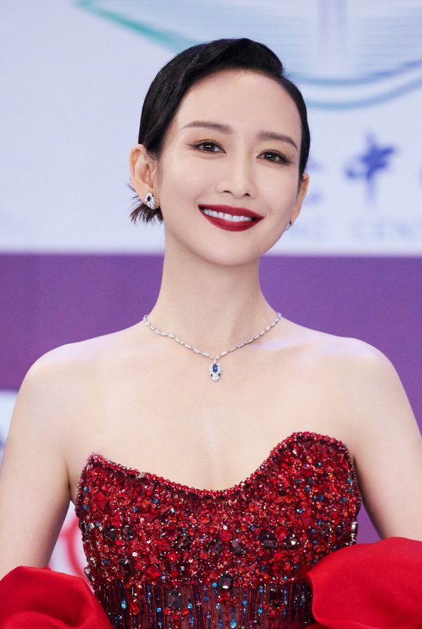 王鸥出席上海电视节穿开叉长裙秀美腿，气质如兰如花朵绽放(8/8)
