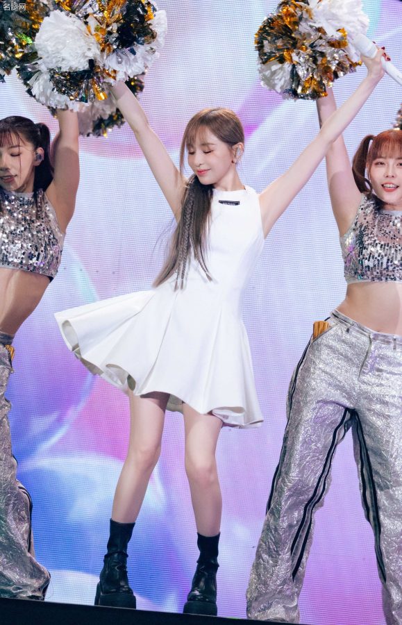 2025王心凌巡演白裙皮靴美腿杀，这状态谁敢信她42岁(4/5)