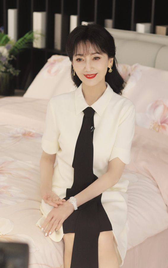 赵雅芝代言床上用品秀高跟美腿(4/6)