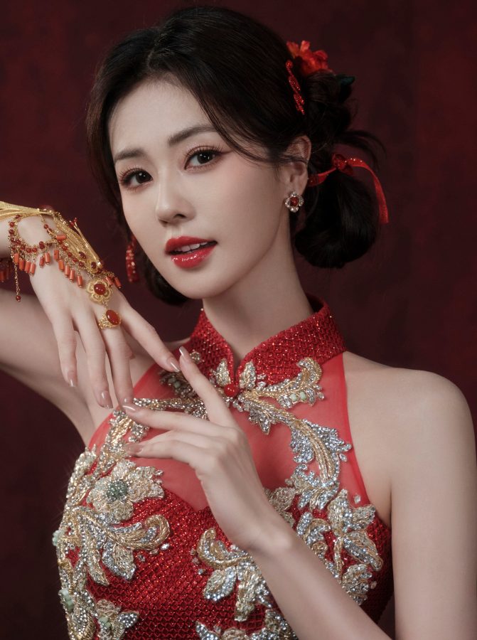 白鹿春晚一袭喜庆红色露肩公主裙露玉腿(5/13)