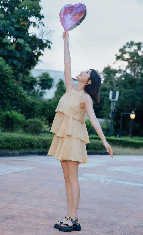 秦岚夏日写真释出！短裙凉鞋秀美腿，手执气球演绎甜酷风(4/8)