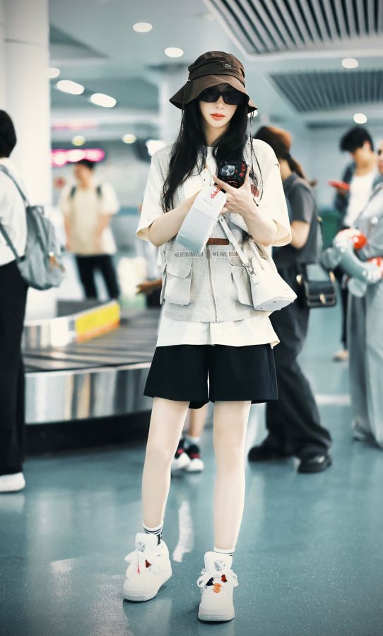 柳岩机场美照玉腿细白如少女(1/4)