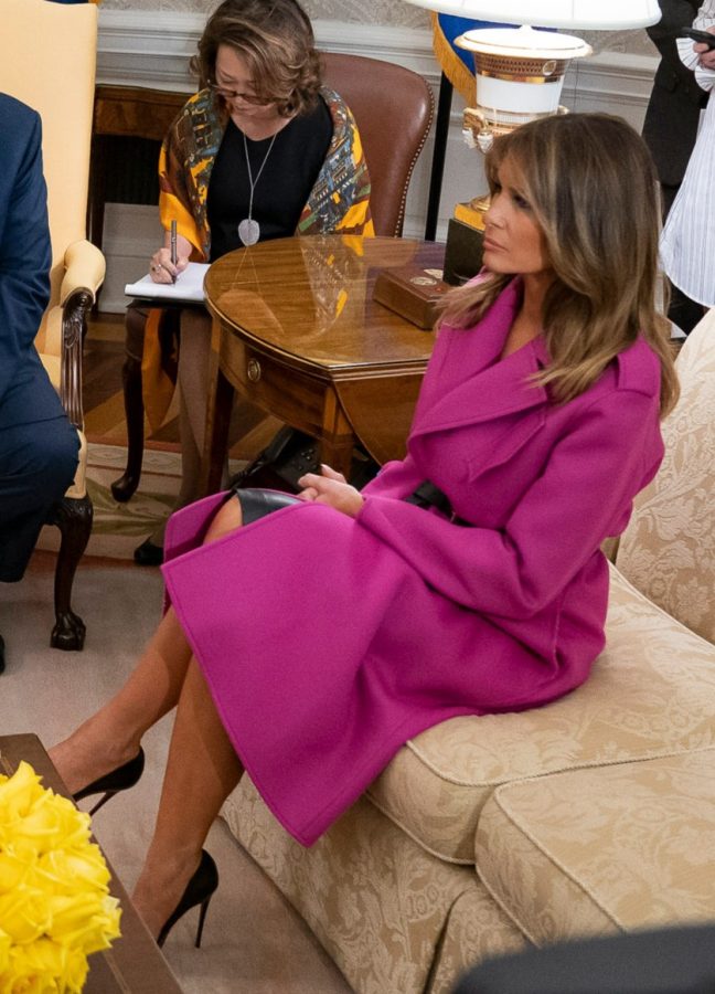 Melania Trump修长小腿踩尖头高跟出席接待活动(4/8)