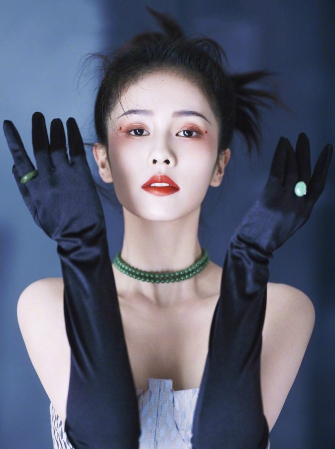 白鹿杂志写真照在镜头前毫不吝啬展露光滑美足(2/3)