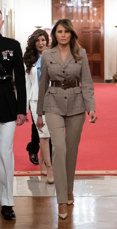 Melania Trump裤装配女王细高跟翘腿坐姿(5/6)