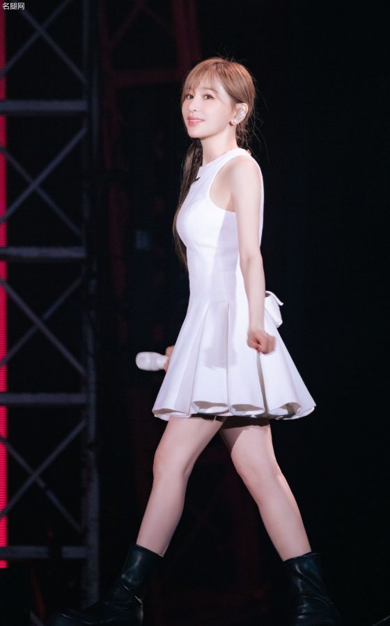 2025王心凌巡演白裙皮靴美腿杀，这状态谁敢信她42岁(2/5)