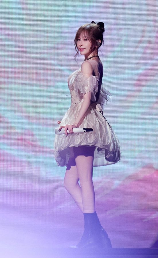 甜美公主王心凌穿蓬蓬小短裙秀纤细美腿(5/5)