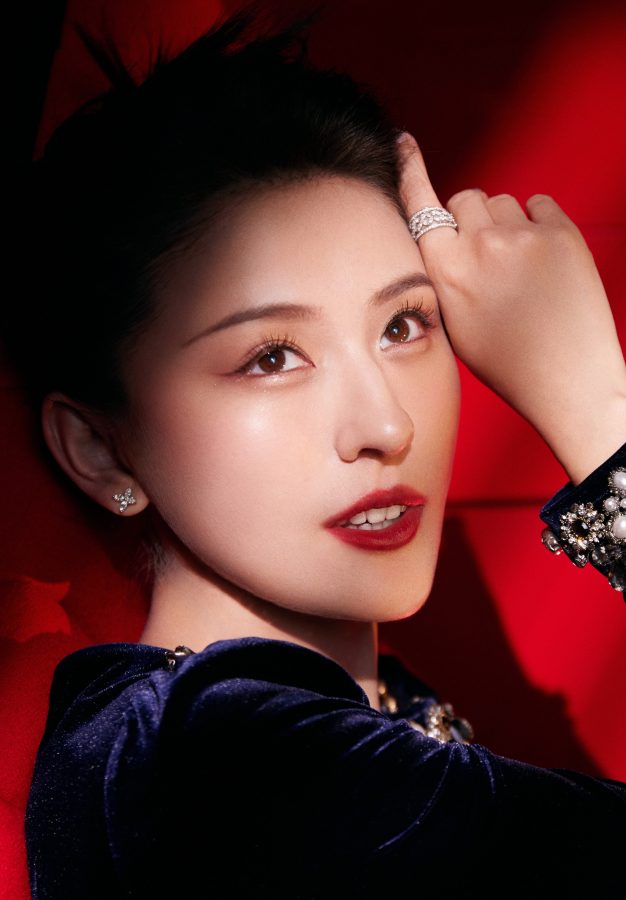 热依扎穿一条蓝色丝绒高开叉长裙大秀长腿美足(4/5)