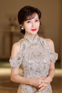最美蛇精赵雅芝穿中式开叉礼裙展现优雅妩媚身姿，出席海南岛国际电影节闭幕式