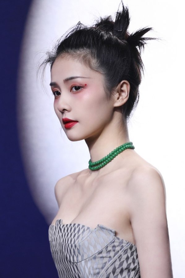 白鹿杂志写真照在镜头前毫不吝啬展露光滑美足(3/3)
