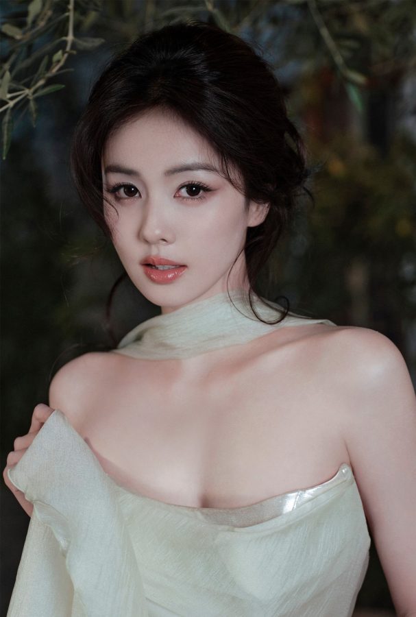 Bai Lu wears a low-cut evening dress to show off her career line and fair skin(2/7)