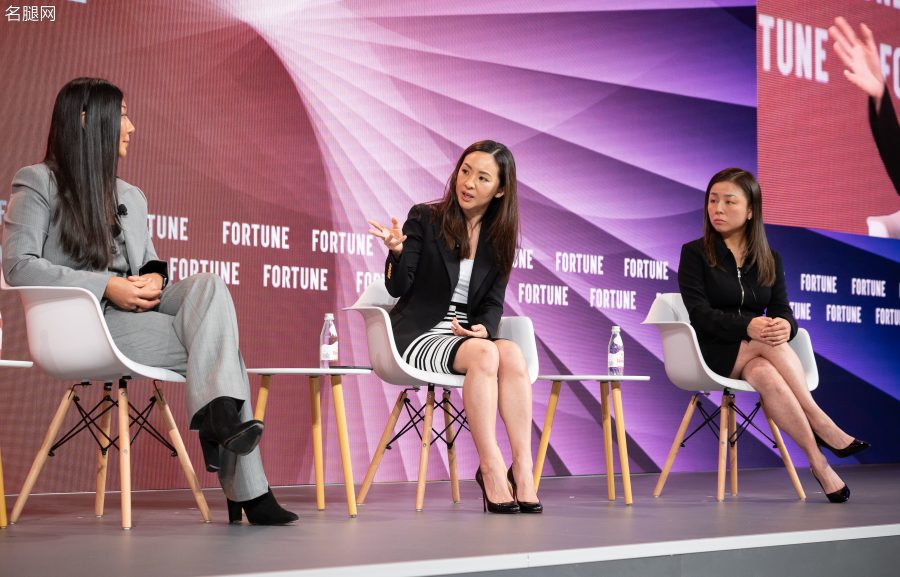 币安亚太区法律主管Joy Lam(左)、Race Capital投资公司合伙人Edith Yeung(右)在加密货币会议上的高跟腿(4/9)