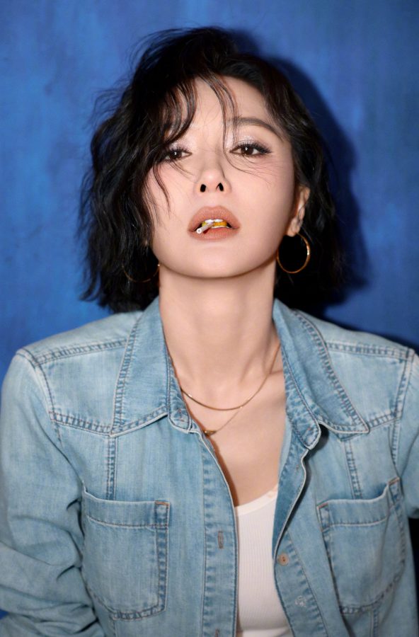 秦岚盛世美颜嘴含棒棒糖太欲了(1/12)