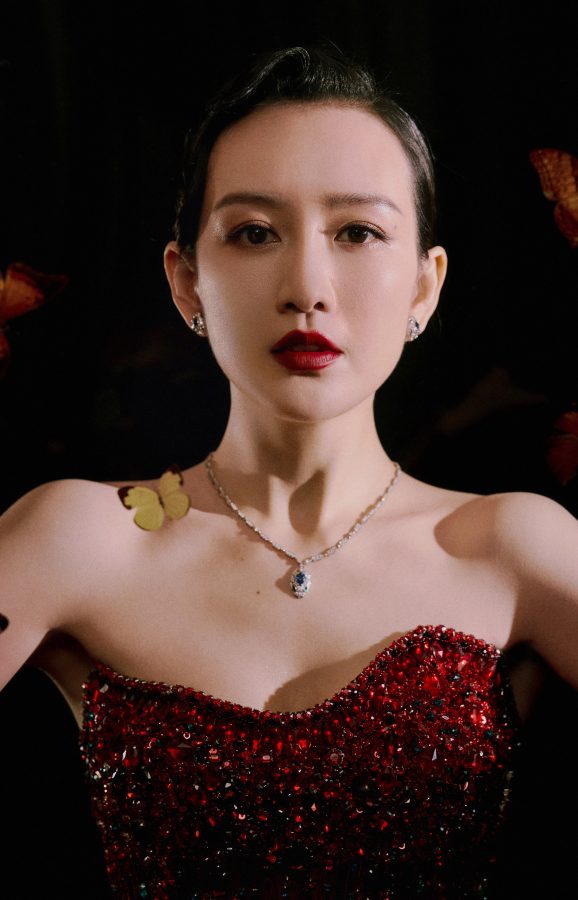 王鸥出席上海电视节穿开叉长裙秀美腿，气质如兰如花朵绽放(3/8)