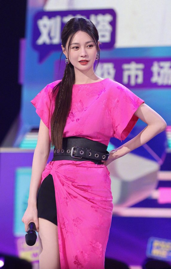 颖儿和沈梦辰同台两种风格凉爽腿都爱了(4/4)