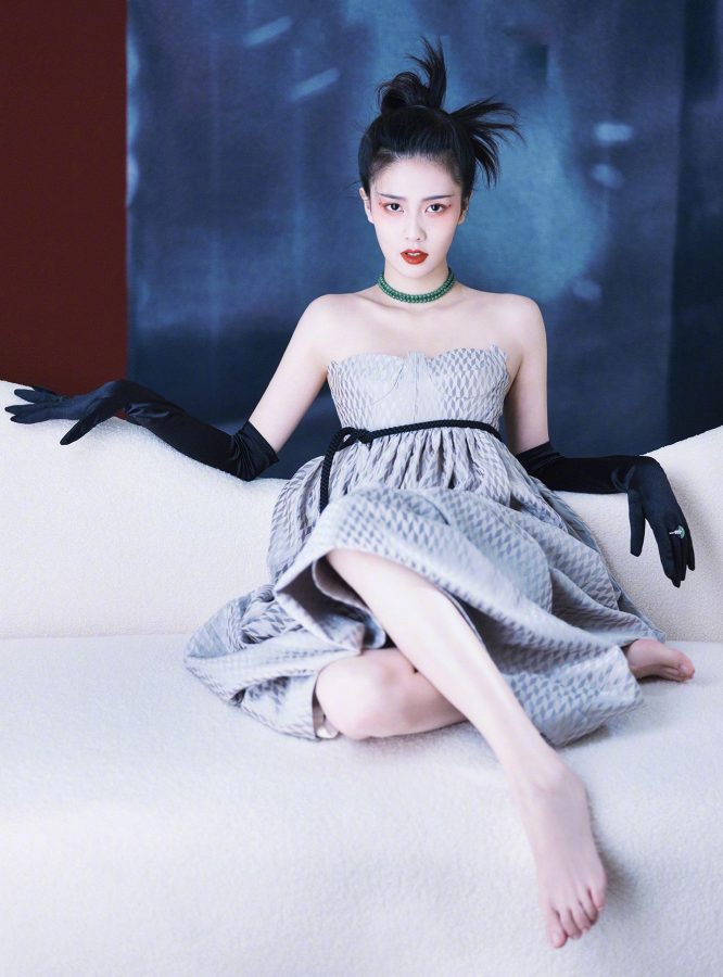 白鹿杂志写真照在镜头前毫不吝啬展露光滑美足(1/3)