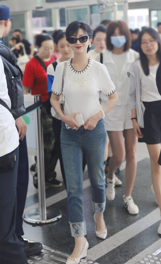 赵雅芝机场照穿牛仔裤踩尖头高跟真气质美人(9/9)