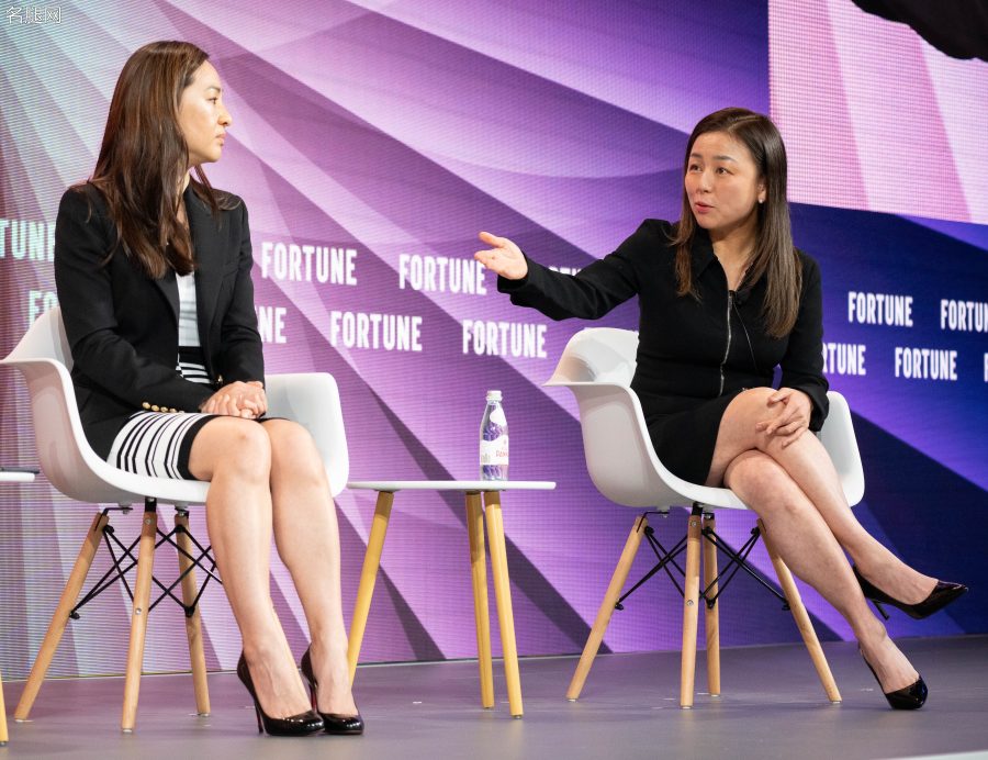 币安亚太区法律主管Joy Lam(左)、Race Capital投资公司合伙人Edith Yeung(右)在加密货币会议上的高跟腿(1/9)