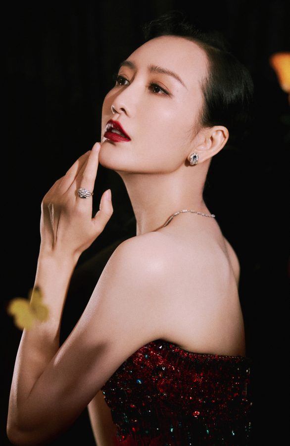 王鸥出席上海电视节穿开叉长裙秀美腿，气质如兰如花朵绽放(5/8)