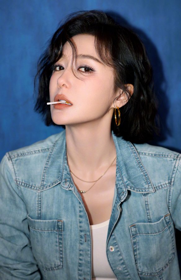 秦岚盛世美颜嘴含棒棒糖太欲了(4/12)