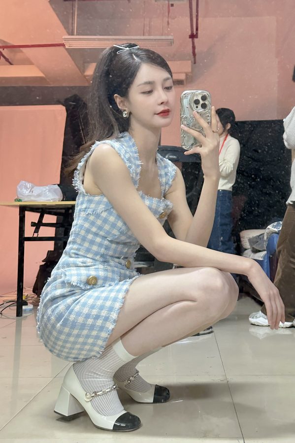 长腿美女沈梦辰穿超短裙蹲在镜前自拍(1/4)