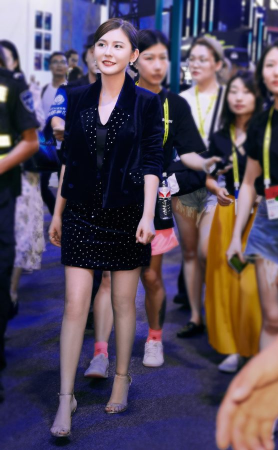 热依扎身穿宝蓝色短裙套装展现美腿玉足(2/4)
