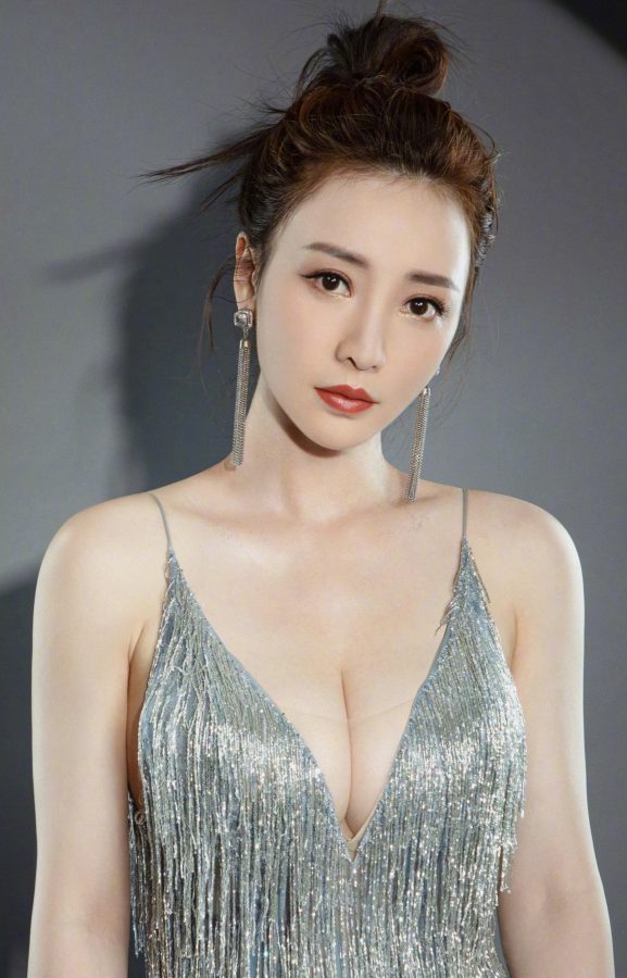 柳岩穿银色吊带深V晚礼服大秀事业线(2/3)