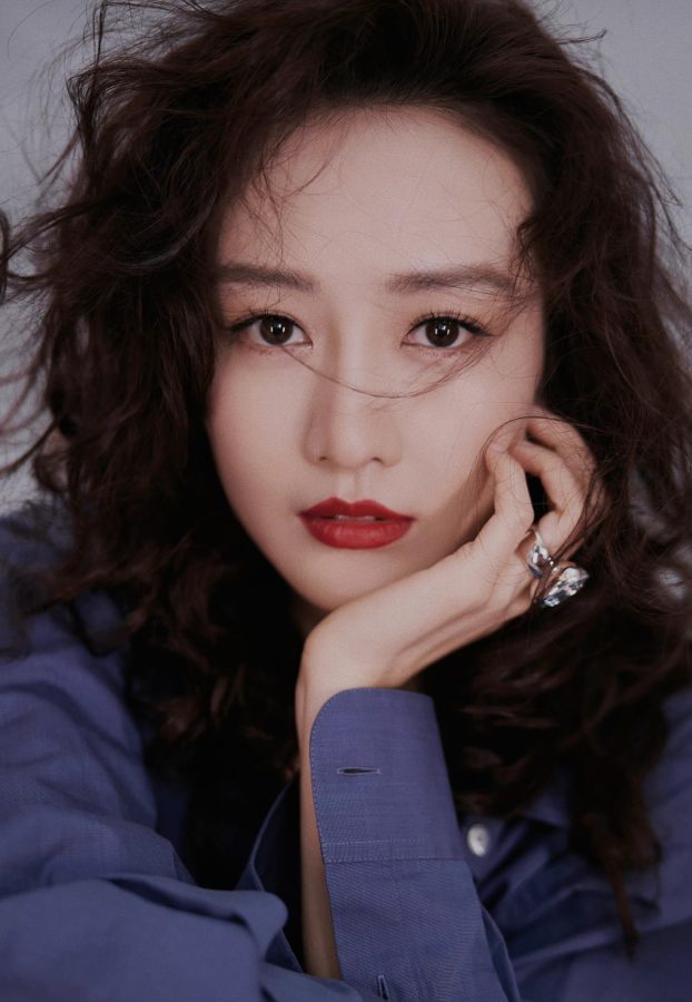 王鸥姐美脸盯屏摄影(1/6)