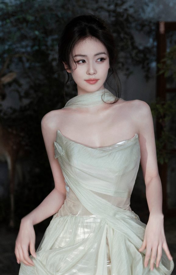 白鹿穿低胸晚礼服秀事业线肌肤白花花(6/7)