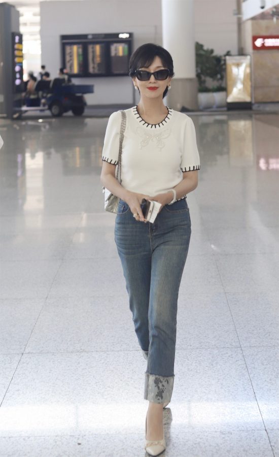 赵雅芝机场照穿牛仔裤踩尖头高跟真气质美人(1/9)