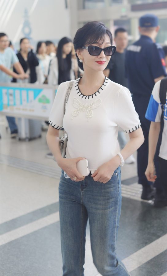 赵雅芝机场照穿牛仔裤踩尖头高跟真气质美人(5/9)